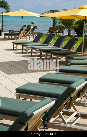 Rangée de chaises vides, près de la piscine Banque D'Images