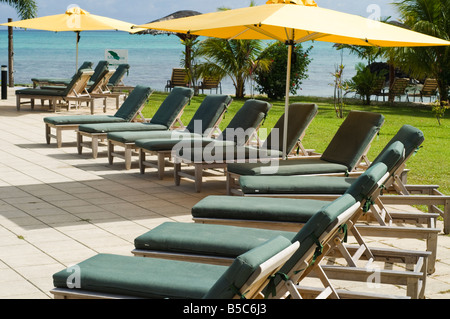 Rangée de chaises vides, près de la piscine Banque D'Images