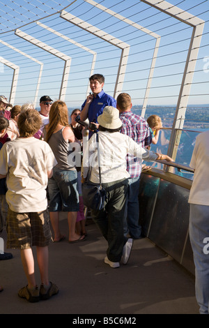 Tour guide parlant aux visiteurs sur le pont d'observation de la Space Needle de Seattle, Washington, USA Banque D'Images