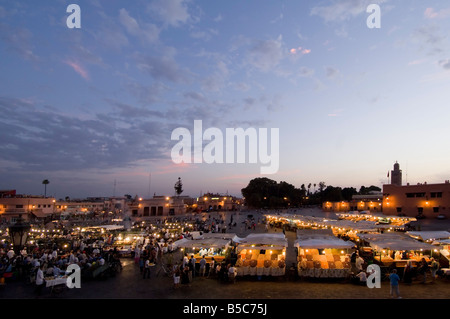 Une large vue aérienne de la Place Djemaa El Fna à Marrakech et open air 'restaurants' comme il commence à remplir le soir/crépuscule. Banque D'Images