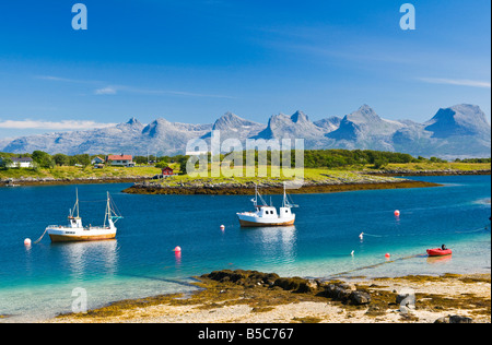 De Heroy, dans le Nord de la Norvège, sur la côte du comté de Nordland. La montagne bien connu 'Les sept sœurs" dans l'arrière-plan Banque D'Images