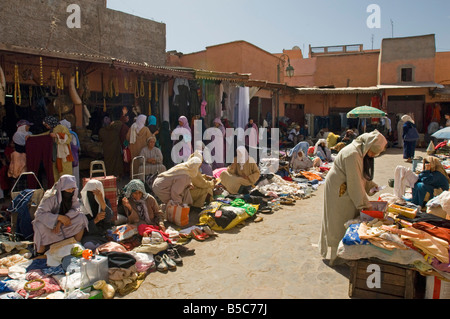 Les 'femmes uniquement' marché, surtout pour les vêtements, dans le souk de Marrakech. Banque D'Images