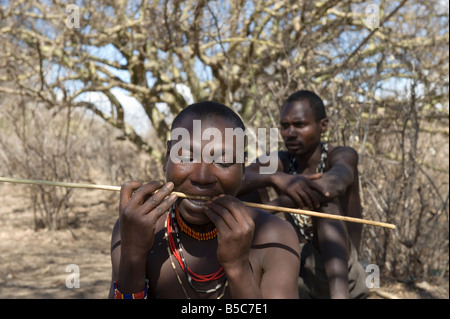 Homme Hadza plier une flèche de chasse Lake Eyasi Tanzanie Banque D'Images