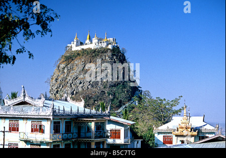 Architecture de stupas et monastères sanctuaires au sommet du mont Poppa Birmanie Myanmar Banque D'Images