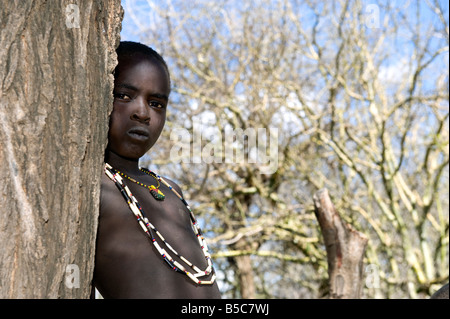 Un garçon de la tribu Hadza Lake Eyasi Tanzanie Banque D'Images