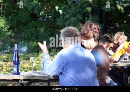 Un couple bénéficiant d'une bouteille de vin aux Stone Hill Winery Herman Missouri Banque D'Images