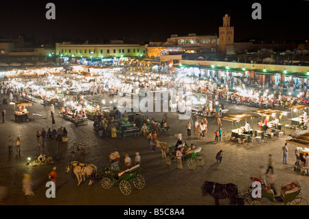 Un grand angle vue aérienne de la Place Djemaa El Fna à Marrakech de nuit avec vitesse d'obturation lente pour le motion blur. Banque D'Images