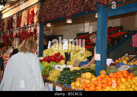 Stand de fruits et légumes, Marché Central Hall, Pest, Budapest, Hongrie Banque D'Images