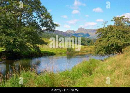 Vue vers le Langdale Pikes Langdale et de la vallée ci-dessous Lake Road dans le Lake District Banque D'Images