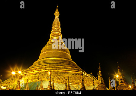 Incrustée or flèche de la pagode Shwedagon Paya reconstruite au xviiie siècle dans la ville de Yangon Birmanie Myanmar Banque D'Images