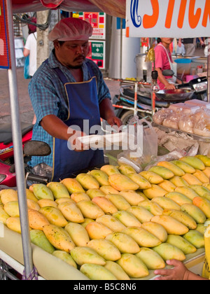 Mangue et riz gluant vendeur dans Phuket Thaïlande Banque D'Images