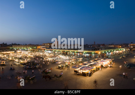 Une large vue aérienne de la Place Djemaa El Fna à Marrakech et open air 'restaurants' comme il commence à remplir le soir/crépuscule. Banque D'Images