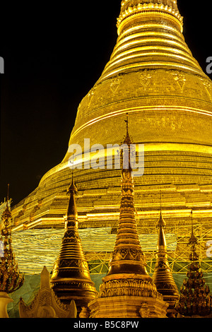 Incrustée or flèche de la pagode Shwedagon Paya reconstruite au xviiie siècle dans la ville de Yangon Birmanie Myanmar Banque D'Images