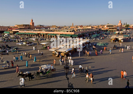 Une large vue aérienne de la Place Djemaa El Fna à Marrakech qu'il commence à se remplir à la fin d'après-midi. Banque D'Images