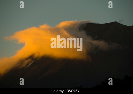 Le mont Ngauruhoe au coucher du soleil, le circuit du nord de Tongariro, île du Nord, Nouvelle-Zélande Banque D'Images