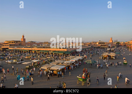 Une large vue aérienne de la Place Djemaa El Fna à Marrakech qu'il commence à se remplir à la fin d'après-midi. Banque D'Images