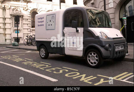 Electric Delivery van sur frais dans la rue de Londres au point de jus Banque D'Images