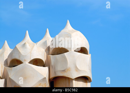 Guerrier comme cheminées sur le toit terrasse de La Pedrera Casa Mila Bâtiment conçu par Antoni Gaudi Barcelone Catalogne Espagne Banque D'Images