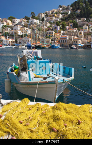 Bateau de pêche et maisons en bois au port pittoresque de Yialos, sur l'île de Symi, Grèce Banque D'Images