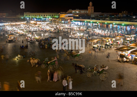 Un grand angle vue aérienne de la Place Djemaa El Fna à Marrakech de nuit avec vitesse d'obturation lente pour le motion blur. Banque D'Images