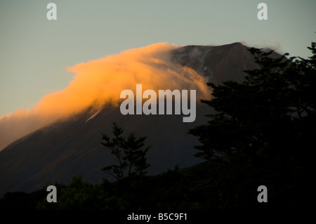 Le mont Ngauruhoe au coucher du soleil, le circuit du nord de Tongariro, île du Nord, Nouvelle-Zélande Banque D'Images