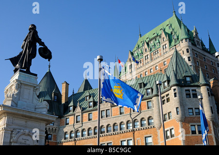 Champlain mounument vis-à-vis de l'hôtel Fairmont Le Château Frontenac Québec Canada Banque D'Images