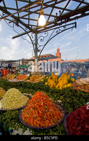 Un large fermer d'un 'restaurant' en plein air à la place Djemaa El Fna à Marrakech. Banque D'Images