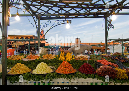 Un large fermer d'un 'restaurant' en plein air à la place Djemaa El Fna à Marrakech. Banque D'Images