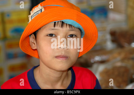 Portrait d'un garçon de 11 ans avec chapeau rouge Phan Thiet, Viet Nam Banque D'Images