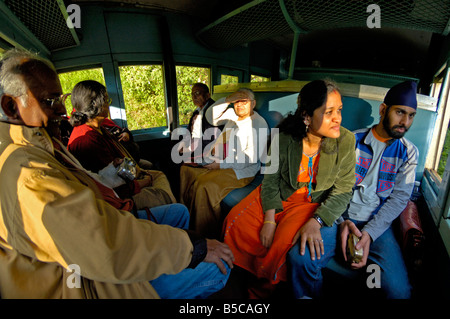 Les passagers indiens dans le Nilgiri Mountain Railway (train à vapeur) en ordre décroissant par les montagnes de Nilgiri. Tamil Nadu, Inde 2005 Banque D'Images