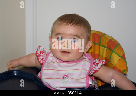 Enfant Bébé fille aux yeux bleus, Smiling Banque D'Images