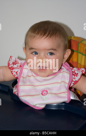 Enfant Bébé fille aux yeux bleus, sourire et rire Banque D'Images