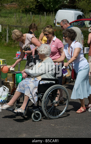 Femme âgée personne assise dans un fauteuil roulant poussé Banque D'Images