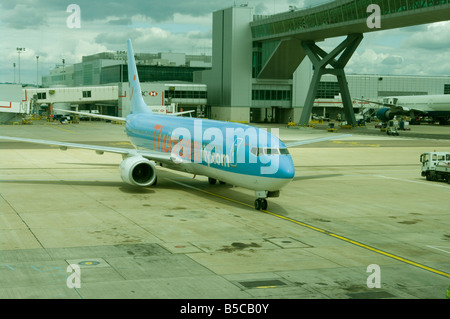 Thomson Fly avion avion Com avion de passagers sur le tarmac de l'aéroport de Gatwick Banque D'Images