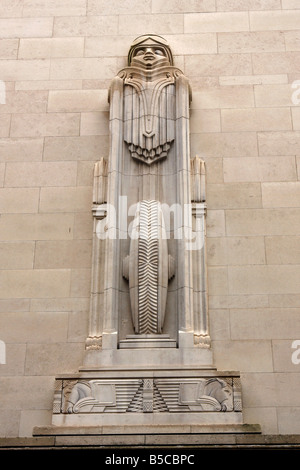 Sculpté en pierre figure art déco, 'Mersey Bâtiment Ventilation tunnel", 'Georges' Dock, Liverpool, Angleterre, Royaume-Uni Banque D'Images