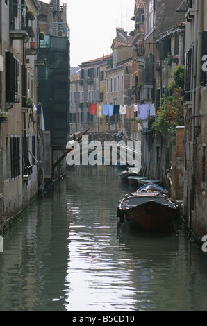 Blanchisserie suspendues sur canal in Venice Italie Banque D'Images