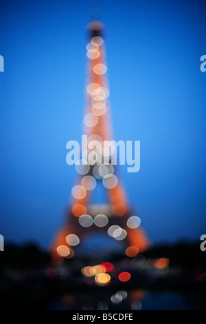 Une superbe vue sur le flou artistique de la tour Eiffel. Banque D'Images