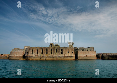 Une ancienne digue et fort, y compris l'Allemand add-ons de la DEUXIÈME GUERRE MONDIALE, dans le port de Cherbourg, France Banque D'Images