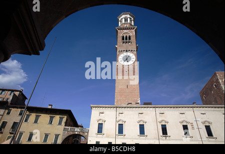 Le clocher sur la Piazza delle Erbe, Vérone, Italie Banque D'Images