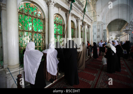 Les femmes fidèles priant devant la tombe de Jean le Baptiste dans la mosquée des Omeyyades, Damas, Syrie Banque D'Images