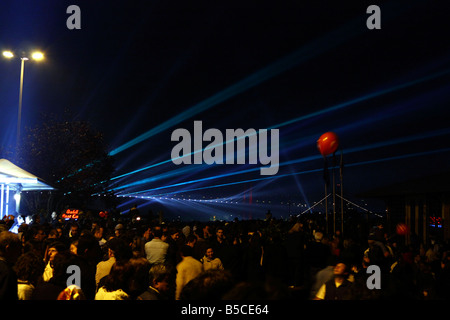 La célébration de la journée de la République de Turquie. Lumière laser et l'écran. Les gens célébrant la nuit. Istanbul, Turquie 29 octobre 2008 Banque D'Images