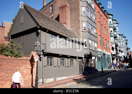 Les touristes passé streaming Paul Revere House à Boston Massachusetts Banque D'Images