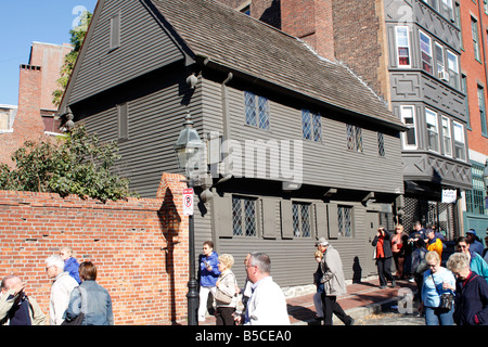 Les touristes passé streaming Paul Revere House à Boston Massachusetts Banque D'Images