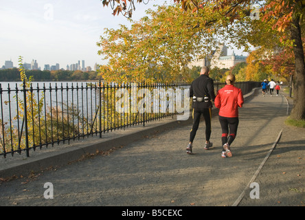 Couple Running dans Central Park à New York autour du réservoir Banque D'Images