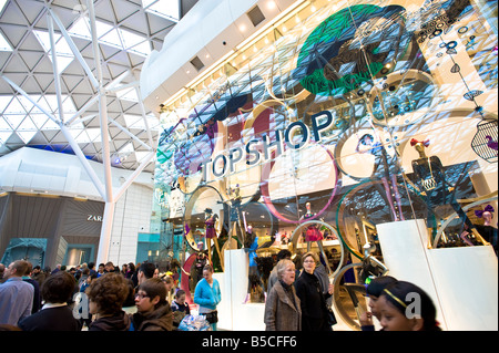 En sortie de TOPSHOP Westfield Shopping Centre Ville Blanche Development W12 London United Kingdom Banque D'Images