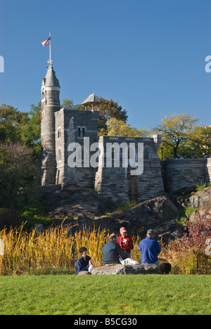 Les personnes ayant un pique-nique en face du château Belvedere dans Central Park à New York City par une chaude journée d'automne Banque D'Images