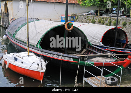 Les bateaux de pêche traditionnels à Loppia Lucias appelé près de Bellagio sur le lac de Côme dans la région Lombardie en Italie Banque D'Images