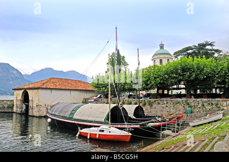 Les bateaux de pêche traditionnels à Loppia Lucias appelé près de Bellagio sur le lac de Côme dans la région Lombardie en Italie Banque D'Images