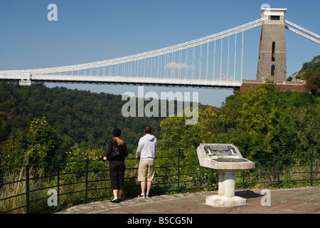 L'homme et la femme se leva à la recherche au célèbre pont suspendu de Clifton [de] la 'Lookout' Avon Gorge [plus], Bristol, England, UK Banque D'Images