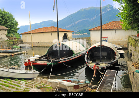 Les bateaux de pêche traditionnels à Loppia Lucias appelé près de Bellagio sur le lac de Côme dans la région Lombardie en Italie Banque D'Images